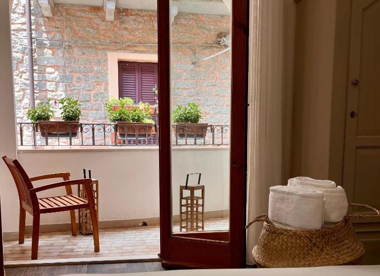 اتاق استاندارد با بالکن, Carrales Guest House