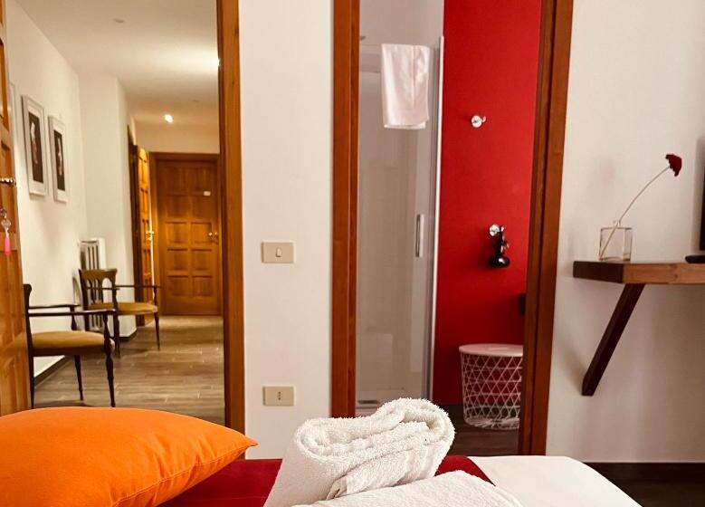 اتاق استاندارد با بالکن, Carrales Guest House