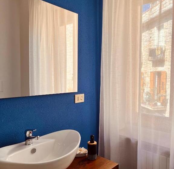 اتاق استاندارد یک نفره, Carrales Guest House