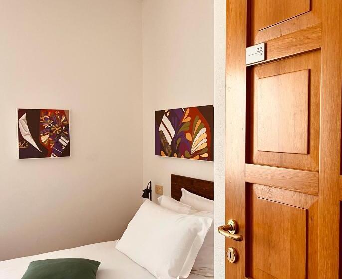 اتاق استاندارد یک نفره, Carrales Guest House