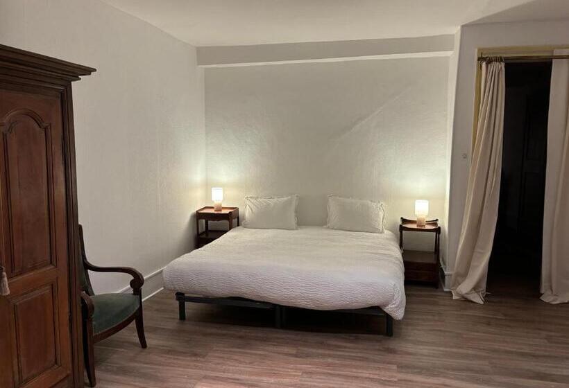 اتاق استاندارد سه تخته با سرویس بهداشتی مشترک, Maison Monsigny