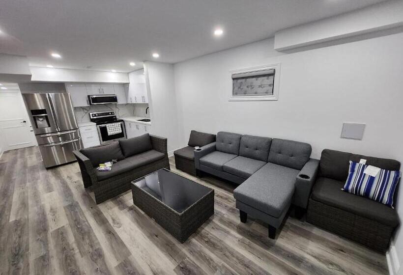 اتاق استاندارد با سرویس بهداشتی مشترک, New Modern Room In Innisfil