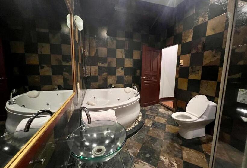 سوییت خانوادگی, Talay Naiharn Villa