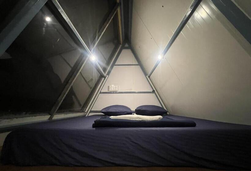 اتاق لوکس با چشم‌انداز دریا, Goko Hostel