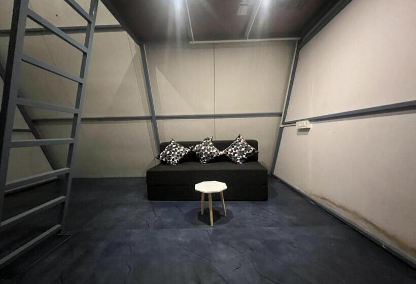 اتاق لوکس با چشم‌انداز دریا, Goko Hostel