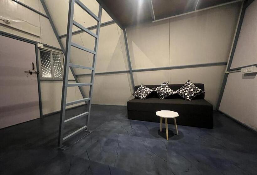اتاق لوکس با چشم‌انداز دریا, Goko Hostel