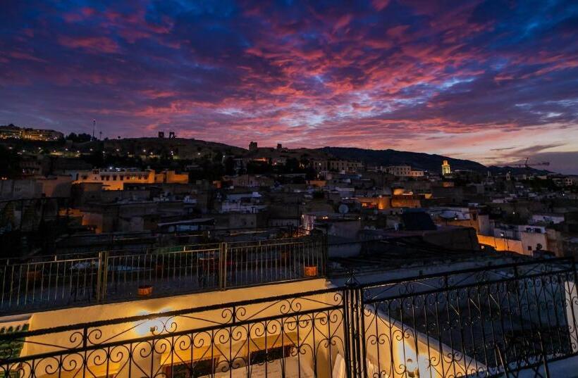 اتاق استاندارد سه تخته با بالکن, Riad Fez Qamar