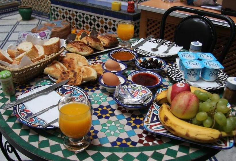 اتاق استاندارد سه تخته با بالکن, Riad Fez Qamar