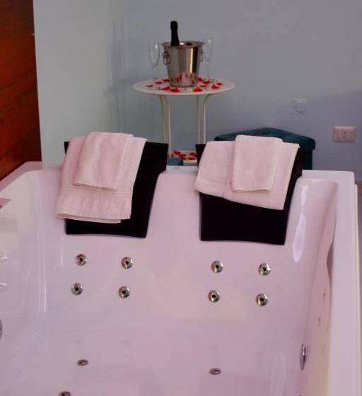 سوئیت با وان آب گرم, In Bloom B&b