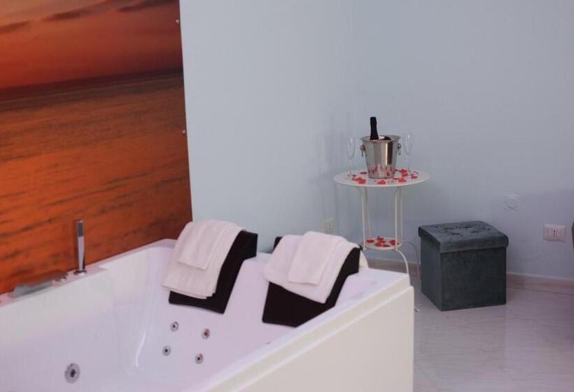 سوئیت با وان آب گرم, In Bloom B&b