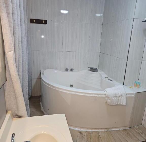 سوئیت با وان آب گرم, Golden Tree Hotel Belize