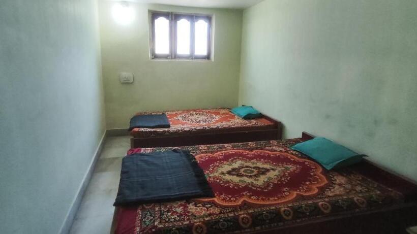 اتاق اکونومی, A Budget Inn