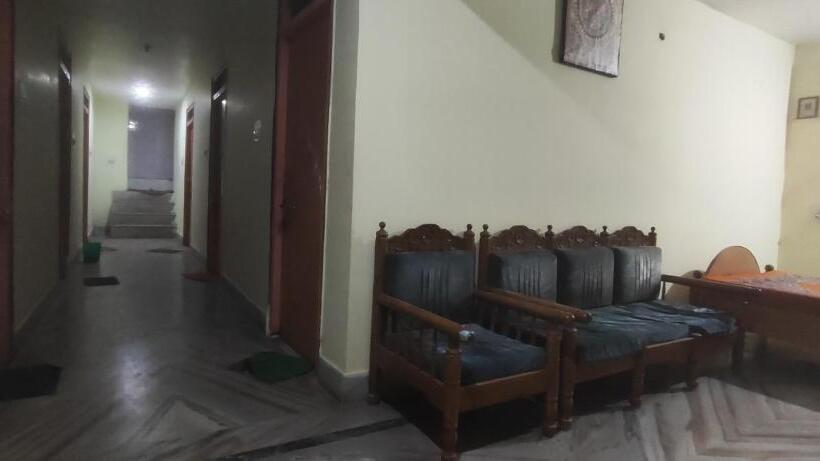 اتاق اکونومی, A Budget Inn