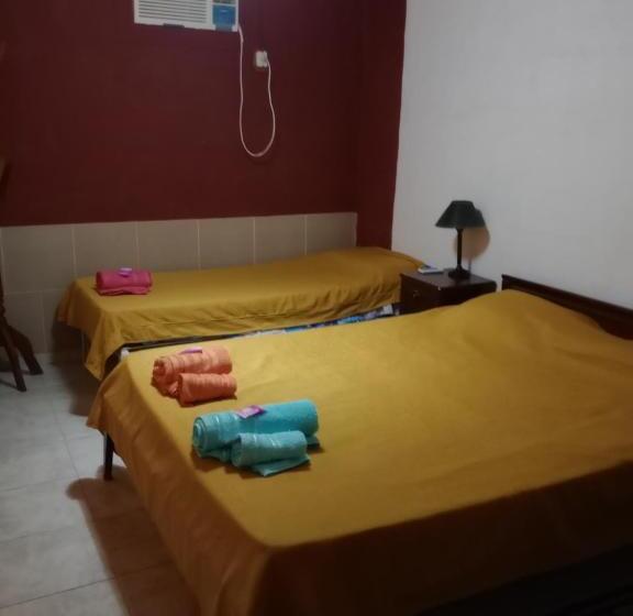 اتاق استاندارد سه تخته با سرویس بهداشتی مشترک, Posada Cuatro Hermanos