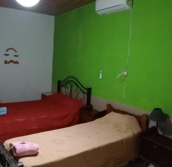 اتاق استاندارد چهارنفره با سرویس بهداشتی مشترک, Posada Cuatro Hermanos