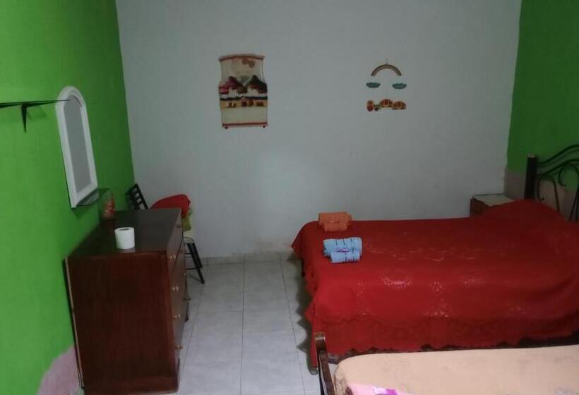 اتاق استاندارد چهارنفره با سرویس بهداشتی مشترک, Posada Cuatro Hermanos