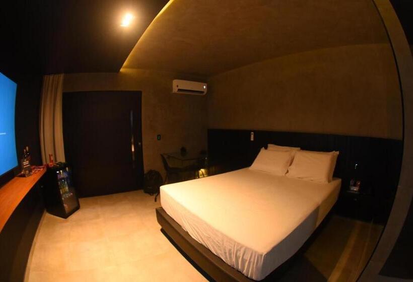 سوئیت با تخت بزرگ, All In Motel