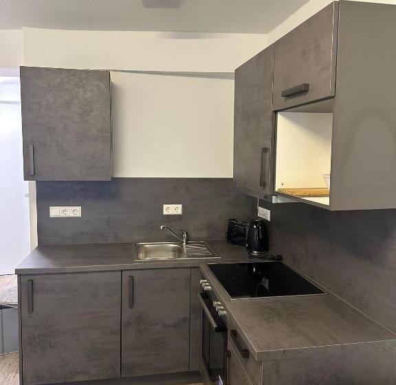 اتاق اکونومی, Neckar Apart