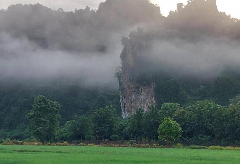 اتاق خانوادگی با چشم‌انداز کوه, A Moment Of Love...by Red Z @บ้านมุง เนินมะปราง
