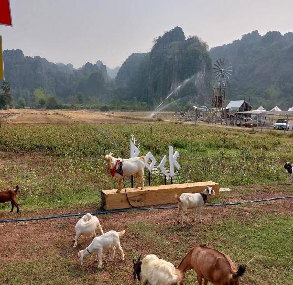 اتاق خانوادگی با چشم‌انداز کوه, A Moment Of Love...by Red Z @บ้านมุง เนินมะปราง