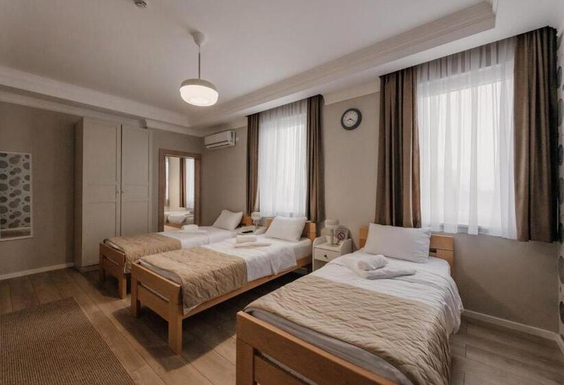 اتاق لوکس خانوادگی, Beli Dvor