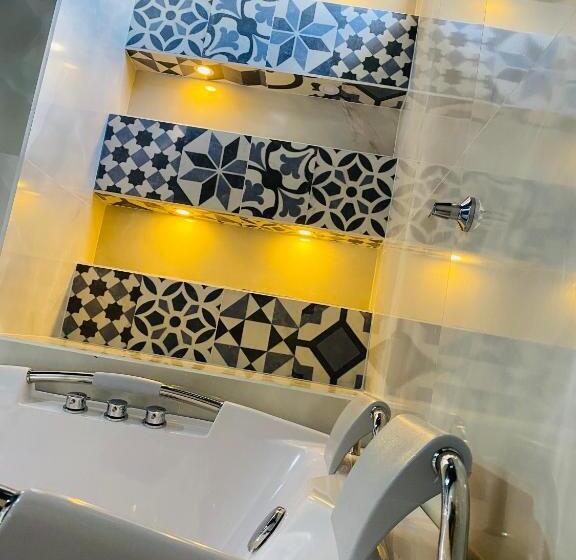 سوییت لوکس, Calle Real Inn