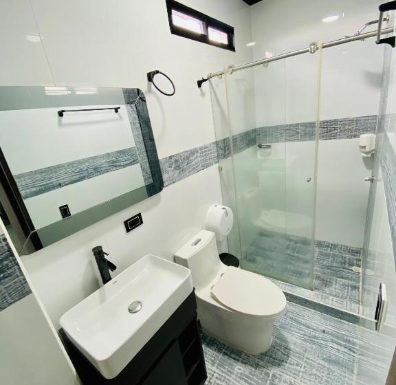 سوییت لوکس, Calle Real Inn