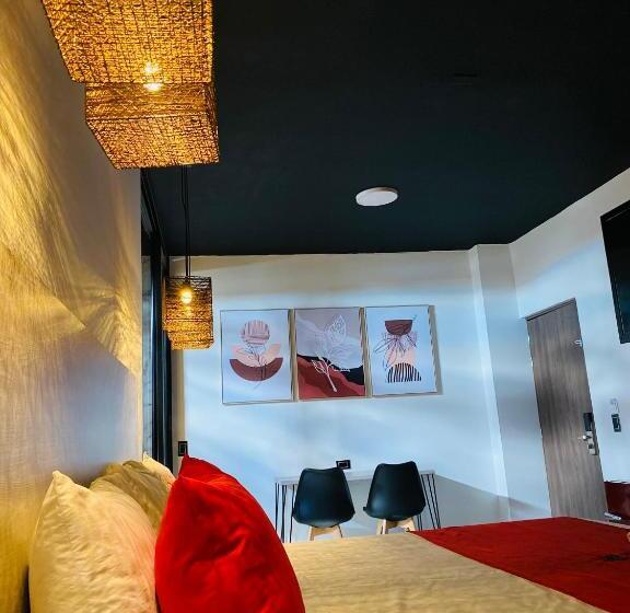 سوییت لوکس, Calle Real Inn