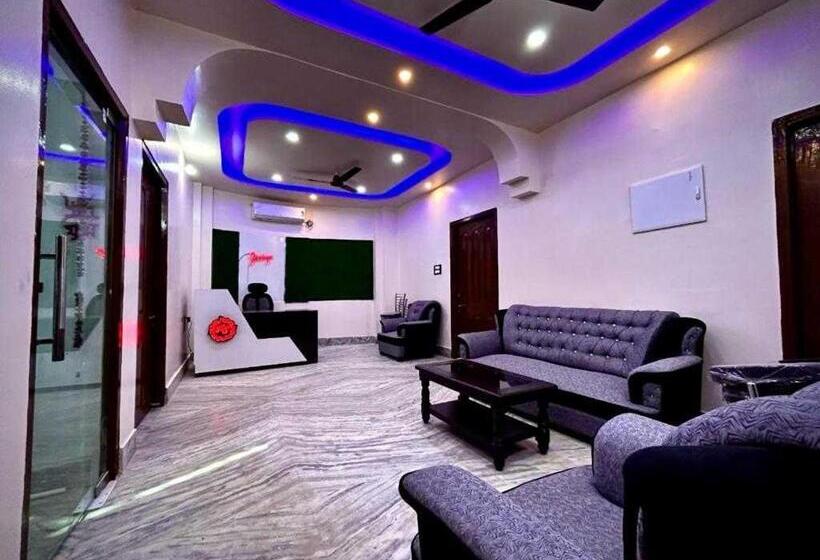 اتاق کلاسیک سه تخته, Oyo Hotel Shrikaya
