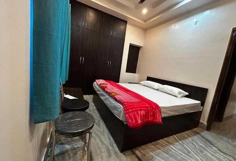 اتاق کلاسیک سه تخته, Oyo Hotel Shrikaya
