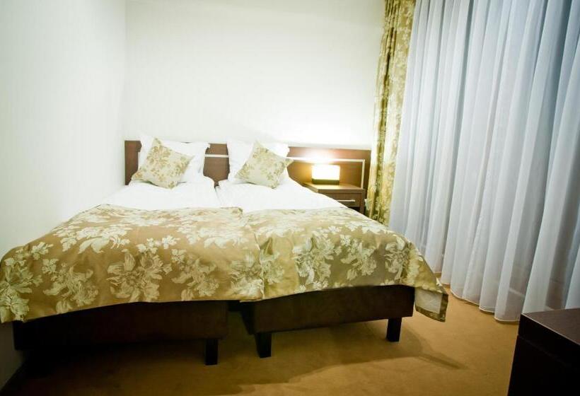 اتاق پنج‌تخته استاندارد, Apartamenty Rubin