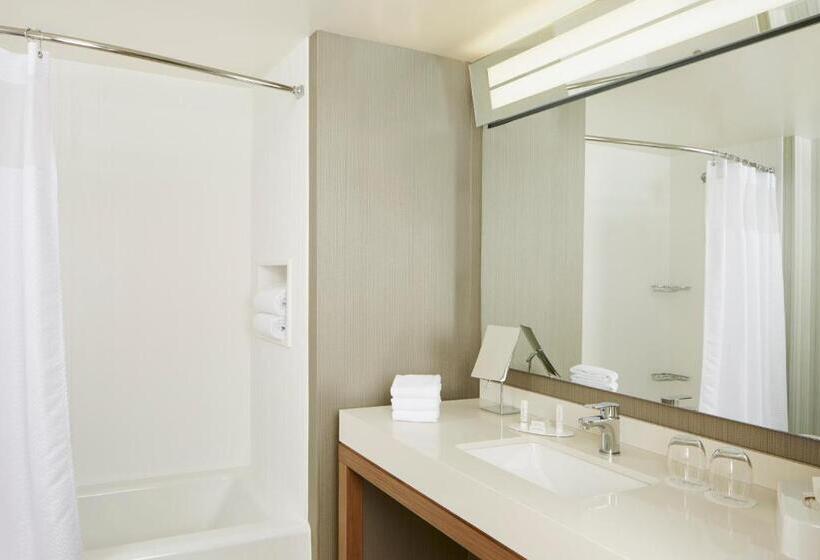 سوییت, Courtyard By Marriott Lake George