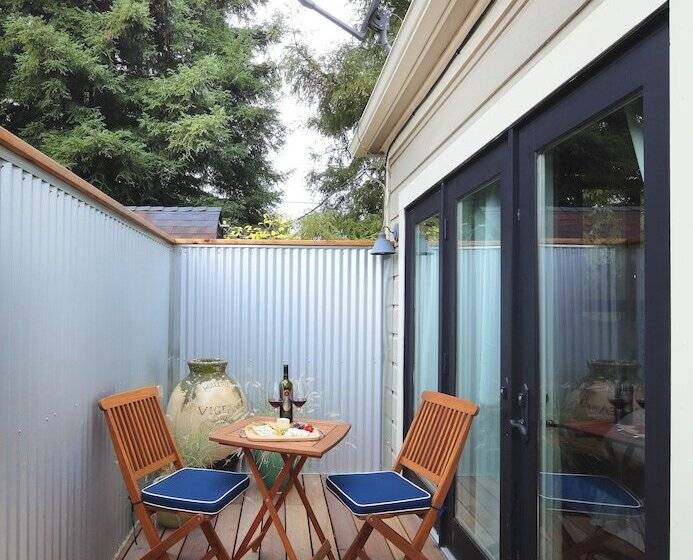 سوییت, The Grape Leaf Inn