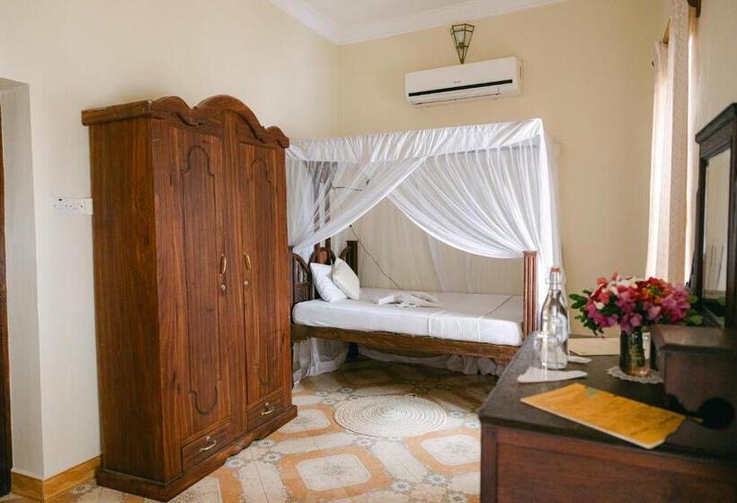 اتاق استاندارد سه تخته با سرویس بهداشتی مشترک, Caravan Serai Amour