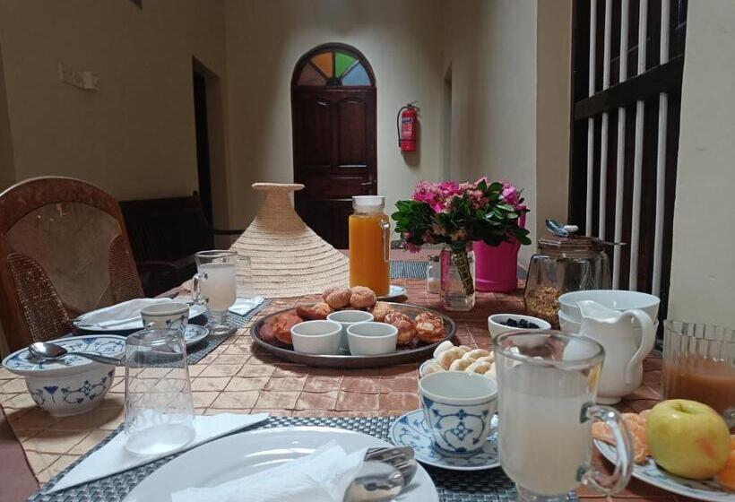 اتاق استاندارد با سرویس بهداشتی مشترک, Caravan Serai Amour
