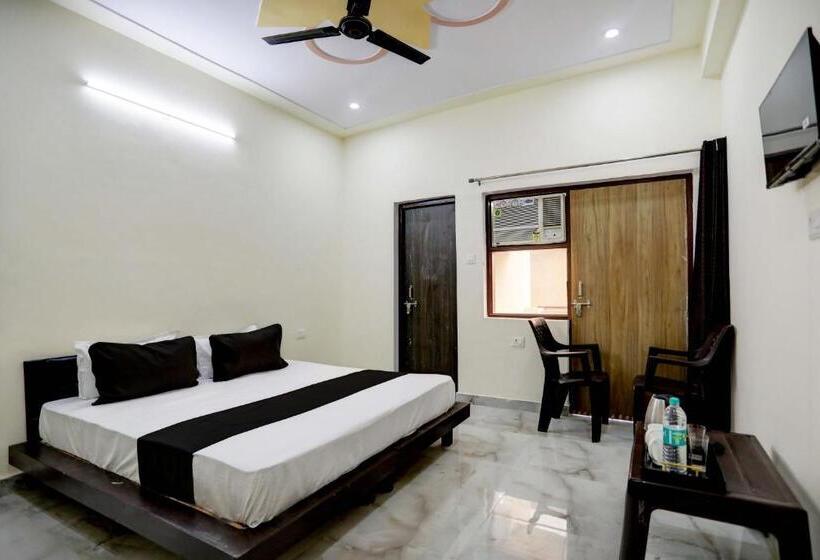 اتاق کلاسیک سه تخته, Oyo Hotel Divine