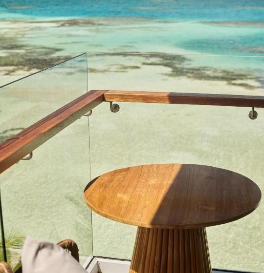 اتاق لوکس با بالکن و چشم‌انداز دریا, Stone Hotels Dhiffushi