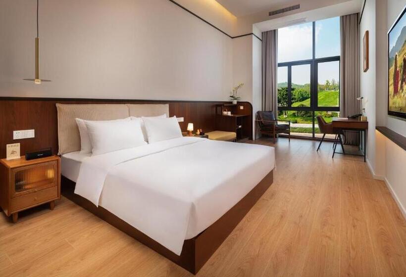 اتاق لوکس با تخت بزرگ, Wuyu Hotel, Smart Park & Happy Valley Jinshansi Metro
