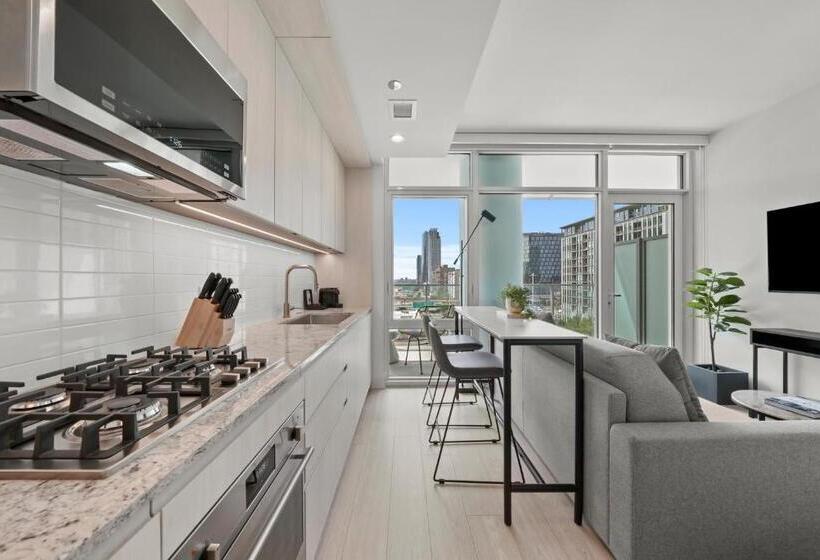 استودیوی استاندارد, Level Chicago Fulton Market