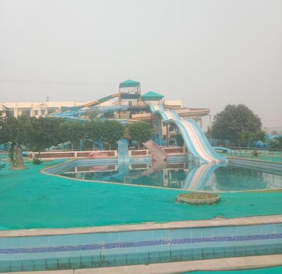اتاق استاندارد, Maharajgarh Resorts At Splash Fun Park Hisar