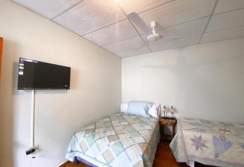 اتاق استاندارد یک نفره, Maria Iii Hostal