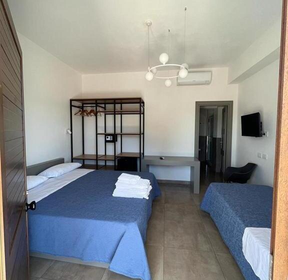 اتاق استاندارد سه نفره, Policaretto Rooms