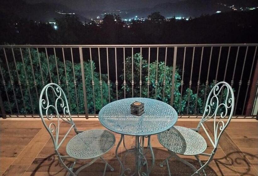 اتاق لوکس با چشم‌انداز, Caledonia B&b