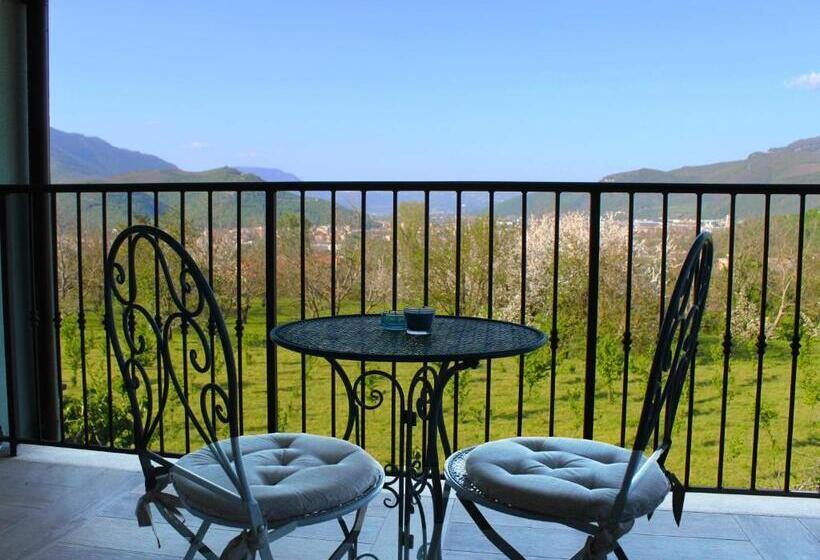 اتاق لوکس با چشم‌انداز, Caledonia B&b