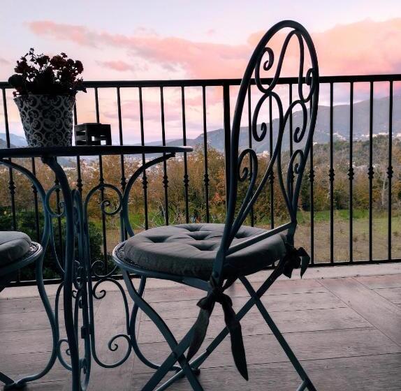 اتاق لوکس با چشم‌انداز, Caledonia B&b
