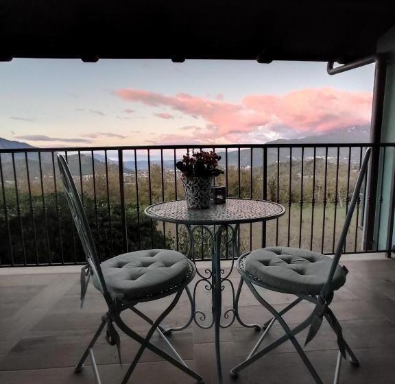 اتاق لوکس با چشم‌انداز, Caledonia B&b