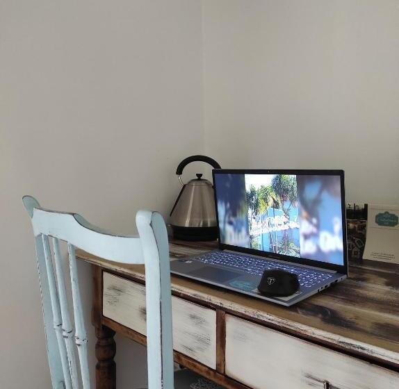 اتاق لوکس با چشم‌انداز, Caledonia B&b