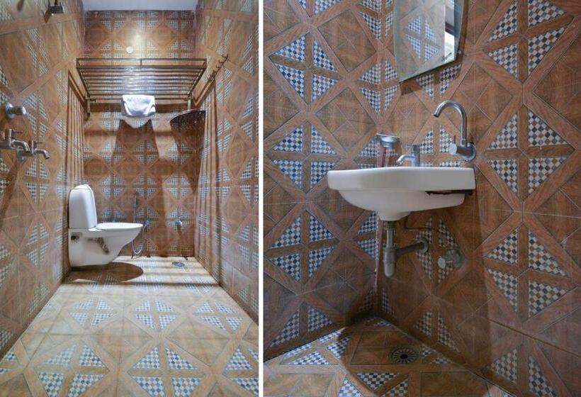 اتاق کلاسیک سه تخته, Oyo Kapoor Villa