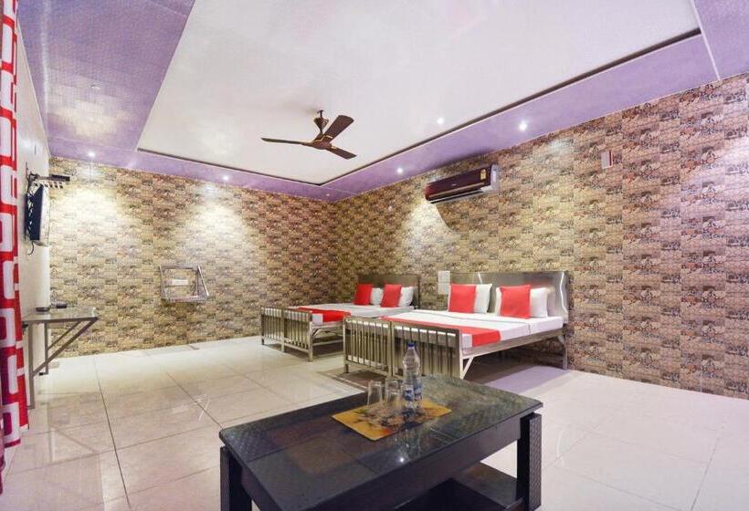 اتاق کلاسیک سه تخته, Oyo Kapoor Villa