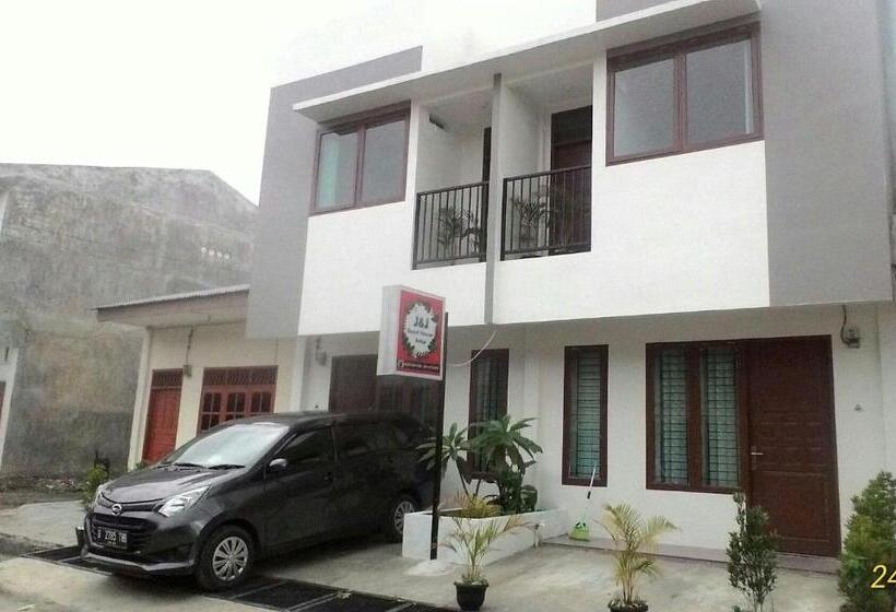 Economy Quadruple Room, Balige J&j Guest House 2
